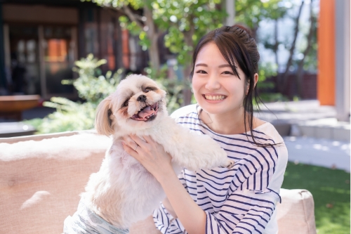愛犬と笑顔の女性